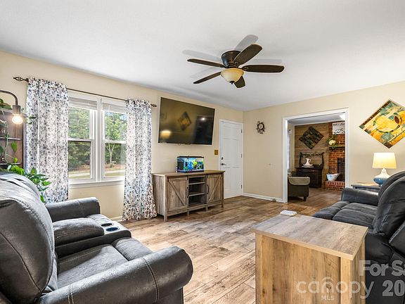 4th image of 121 Blackhawk Dr