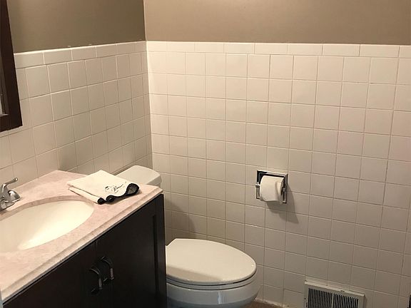 3rd image of 913 W Kensington Dr APT B