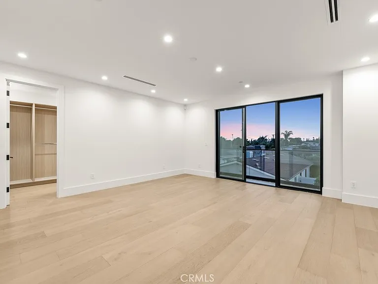8065 Lloyd Ave — Photo 14