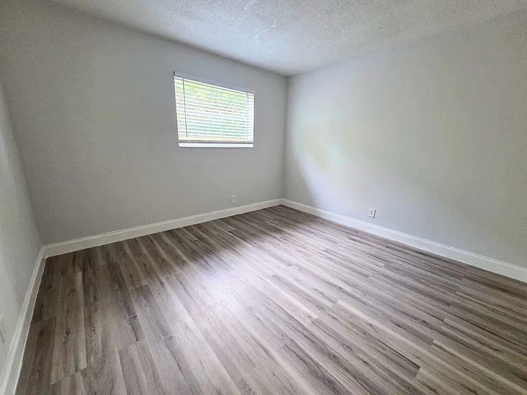 440 NW 40th Ct #4 — Photo 5