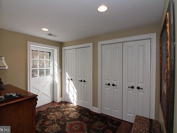 5th image of 180 Pine Dr