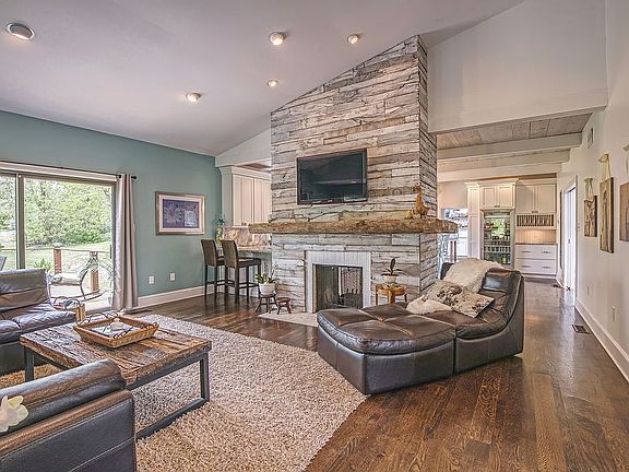 Family Room 360Deg FP