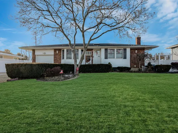 30 Pebble Lane, Deer Park, NY 11729