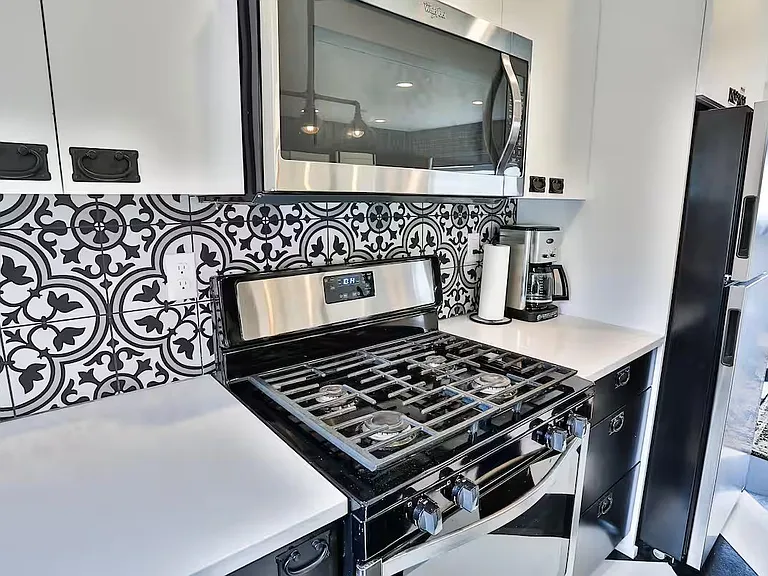 9045 N Hamlin Ave #B — Photo 5