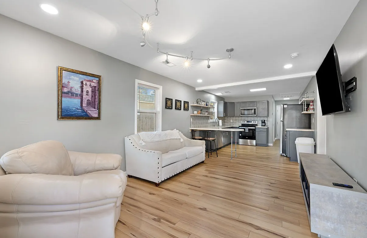3 bed, $2,500 — Photo 2