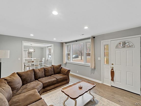 4th image of 1305 W Chapel Dr
