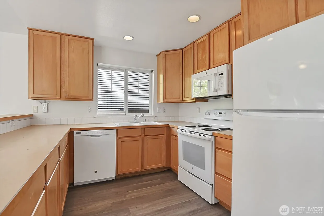 8 bed, 2750 sqft, $1,000 — Photo 1