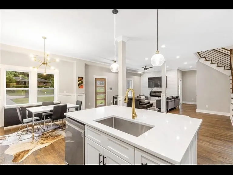 2039 Glendale Dr — Photo 6