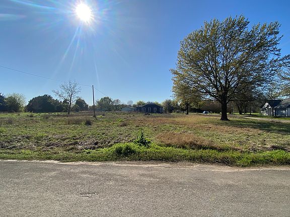4th image of 421 Kelly Ln