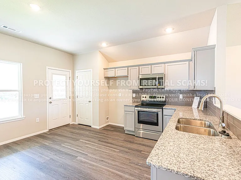 1151 E Sparrow Cir — Photo 4