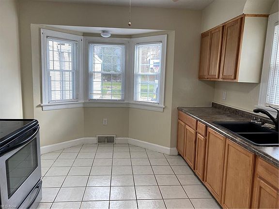 4th image of 807 Lincoln Ave