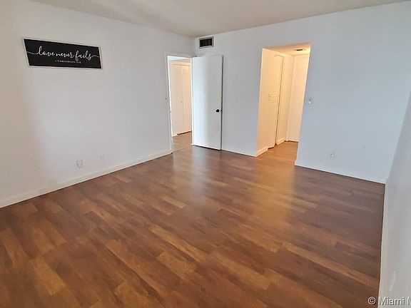 4th image of 2025 NE 164th St APT 1007