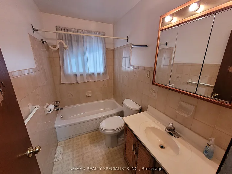 27 Toulon Cres — Photo 9