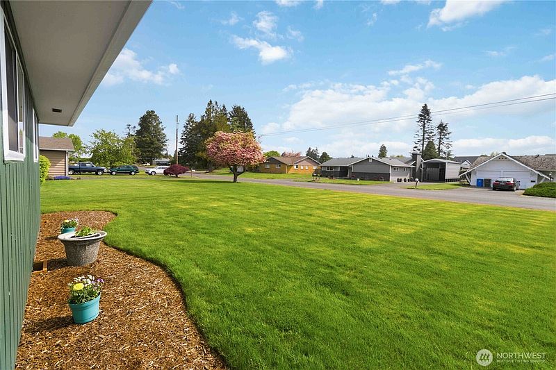 4th image of 1209 Fieldcrest Avenue