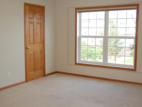 4th image of 2164 Woodcrest Dr