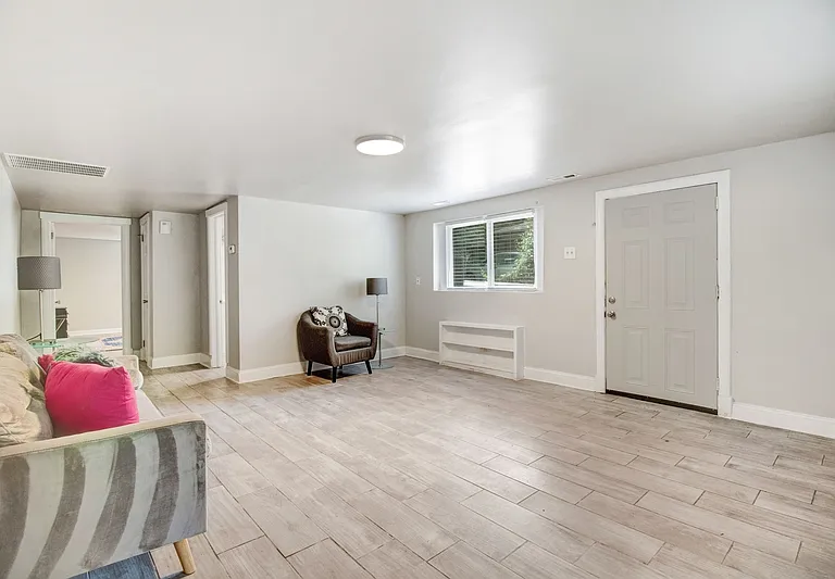105 Pineland Cir #C — Photo 4