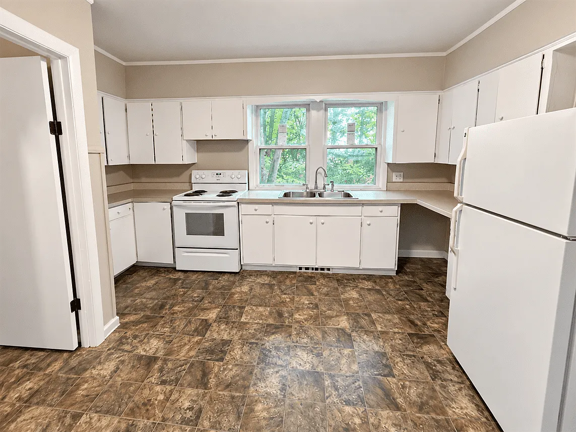 3 bed, 968 sqft, $1,100 — Photo 2