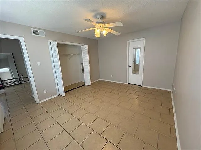 2932 Manhattan Blvd — Photo 2