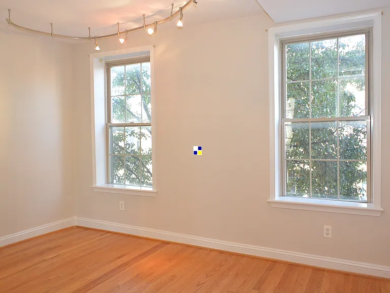 319 E Cross St — Photo 27
