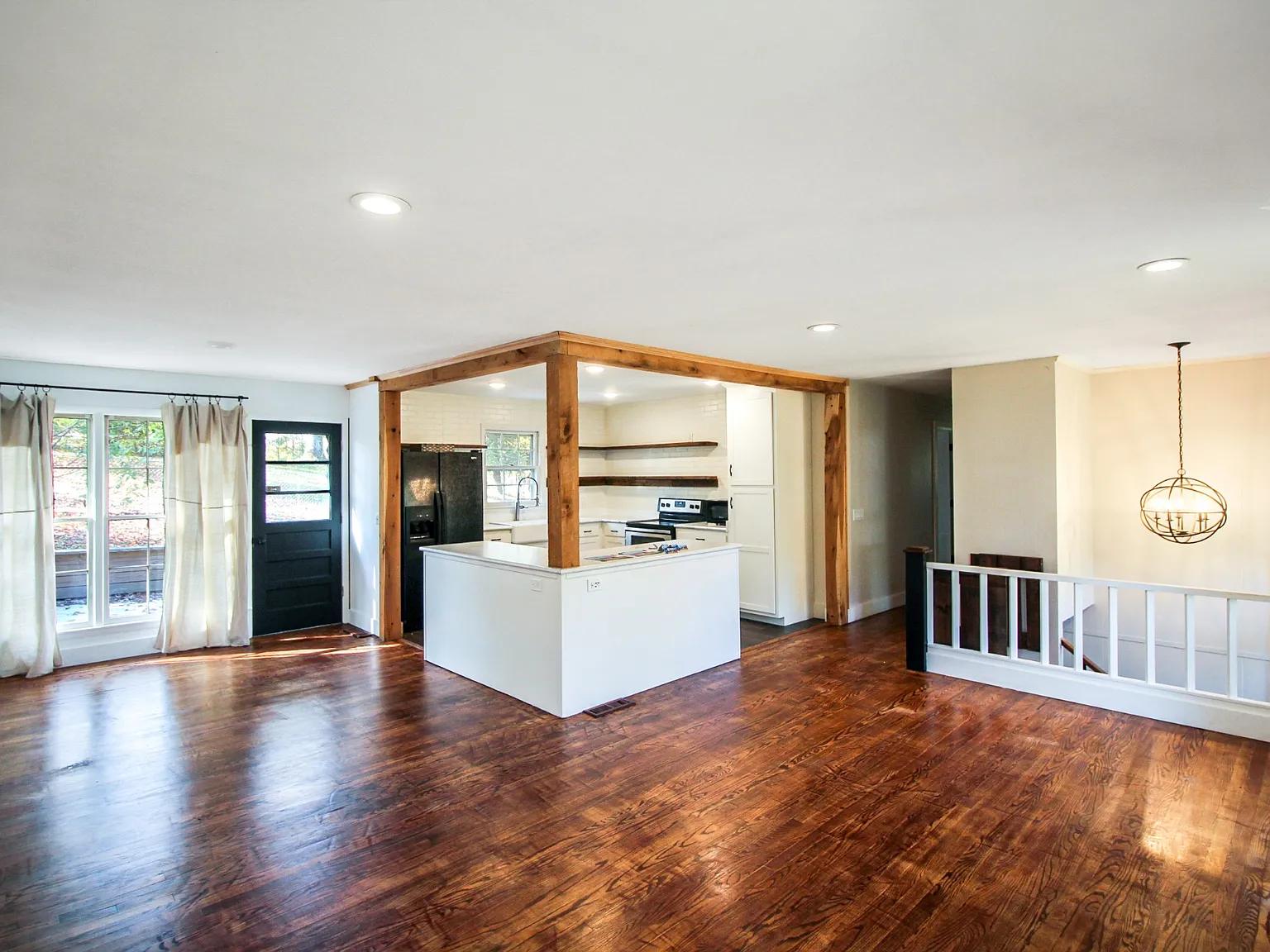 4 bed, 2.5 bath, 2160 sqft, $2,450 — Photo 2