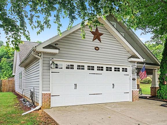 2nd image of 71 Oakbrook Dr SW