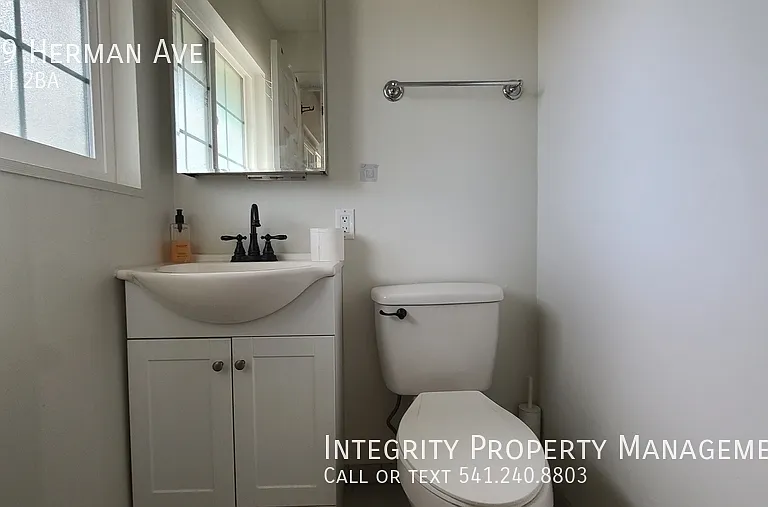 659 Herman Ave — Photo 8