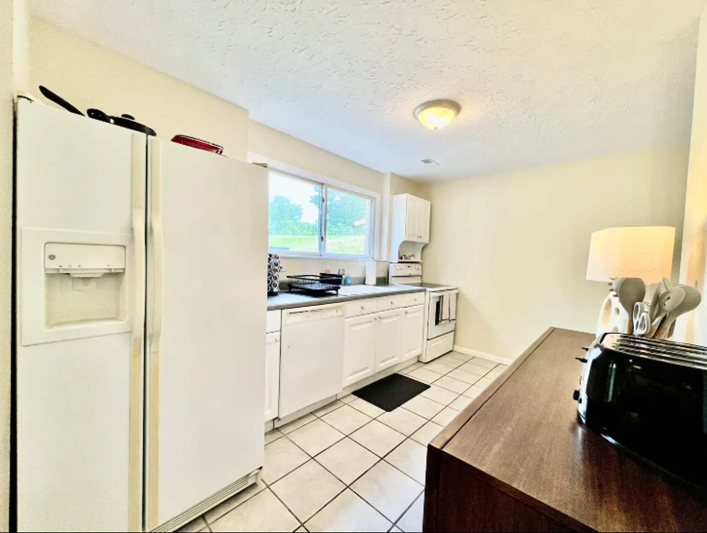 Large, stylish home in heart of Liberty twp. — Photo 4