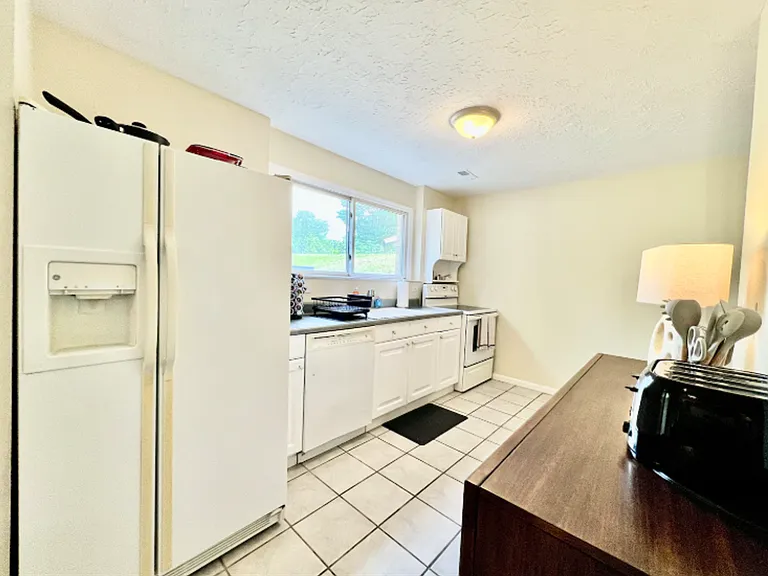 6556 Yankee Rd — Photo 4