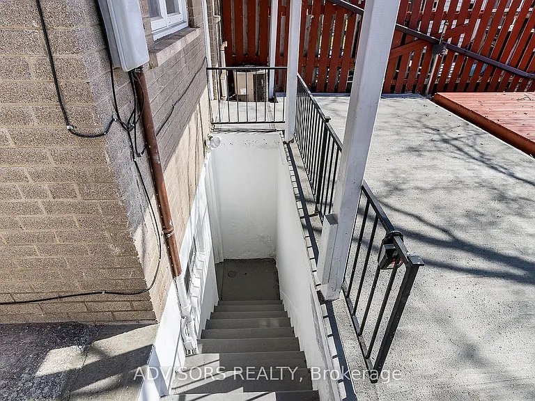 18 Stanley Ct — Photo 2