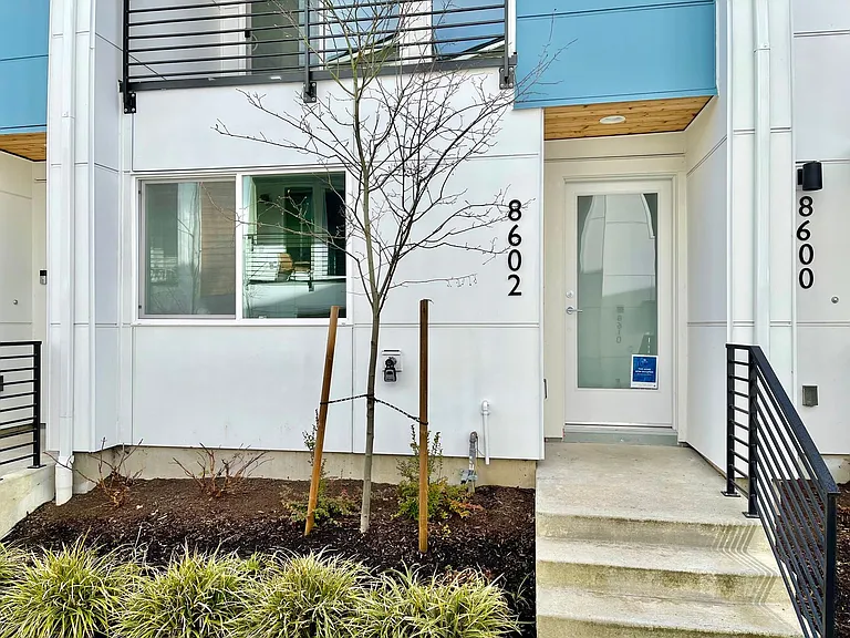 8602 22nd Pl NE — Photo 1