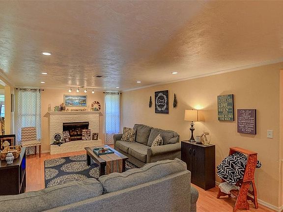 5th image of 1301 Aspen Dr