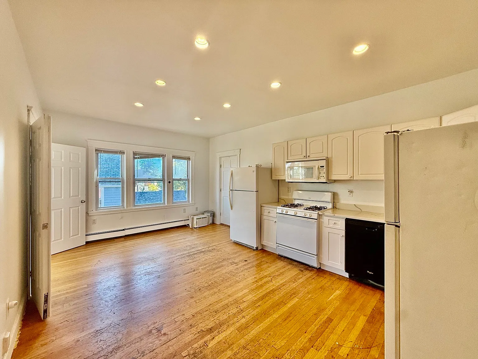 6 bed, 2.5 bath, 2112 sqft, $7,200 — Photo 4
