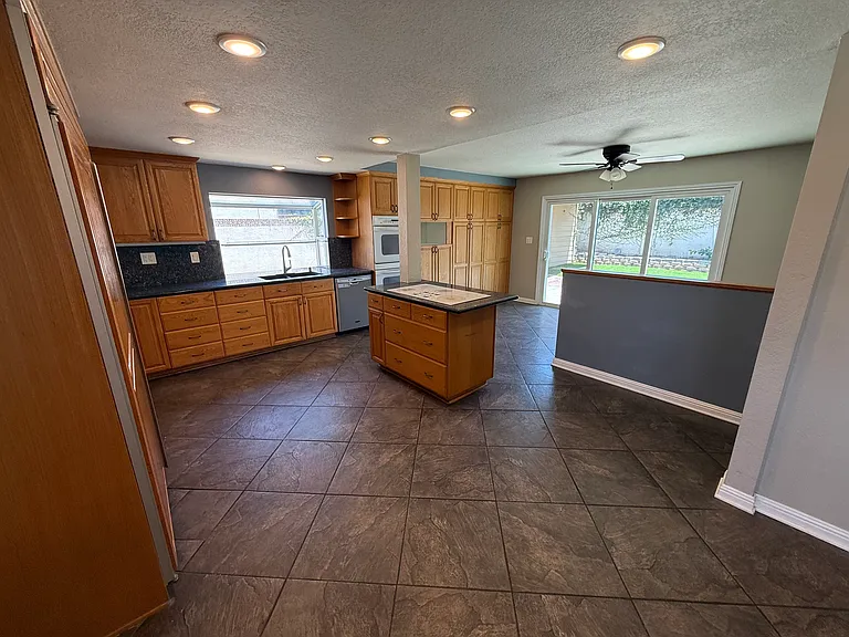 2426 N Hawk St — Photo 5