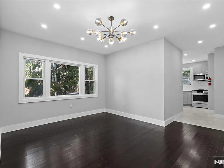 561 Grand Ave — Photo 7