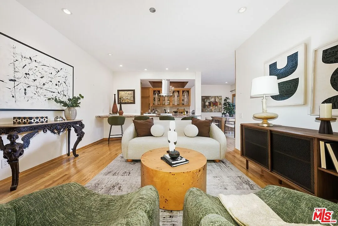 2 bed, 2.0 bath, 1063 sqft, $5,500 — Photo 3