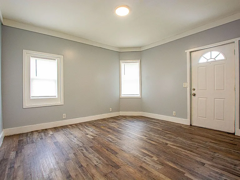 2523 Ames Ave — Photo 2