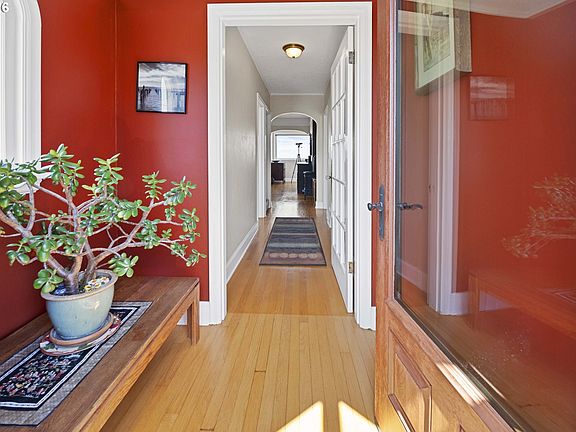 2nd image of 570 W Lexington Ave