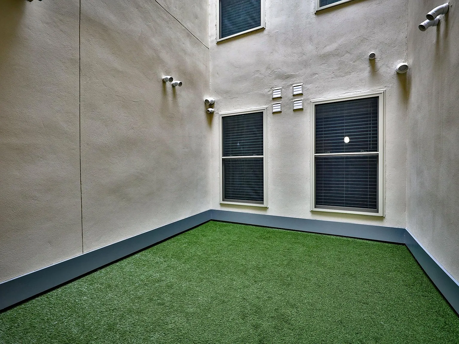 2 bed, 2050 sqft, $2,100 — Photo 2