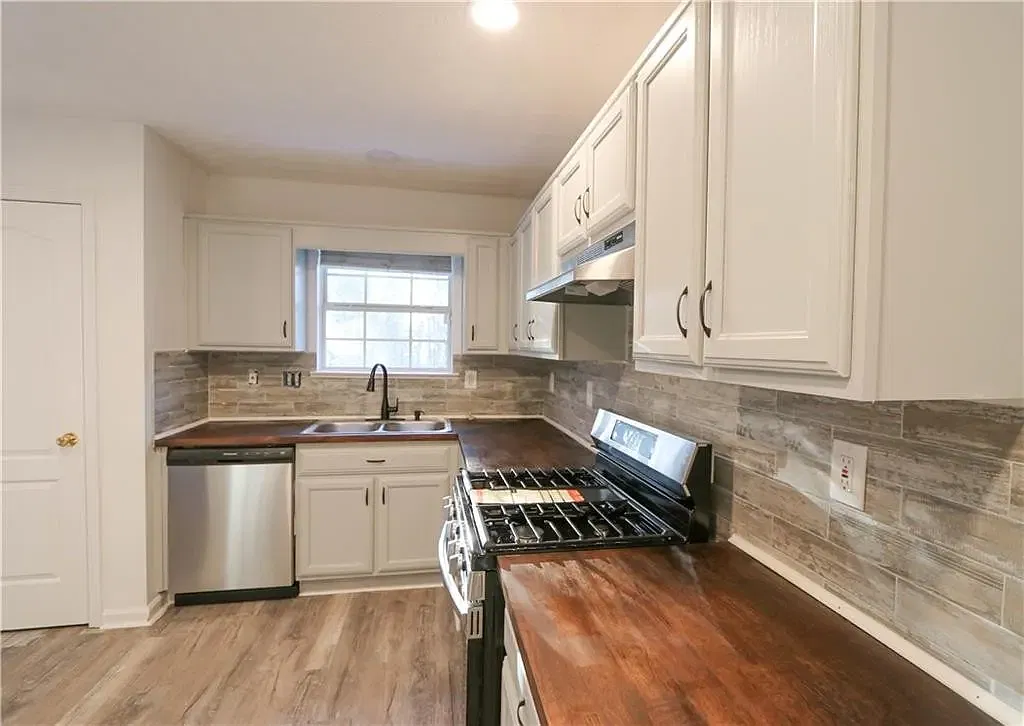 3 bed, 2.5 bath, 1220 sqft, $1,975 — Photo 3