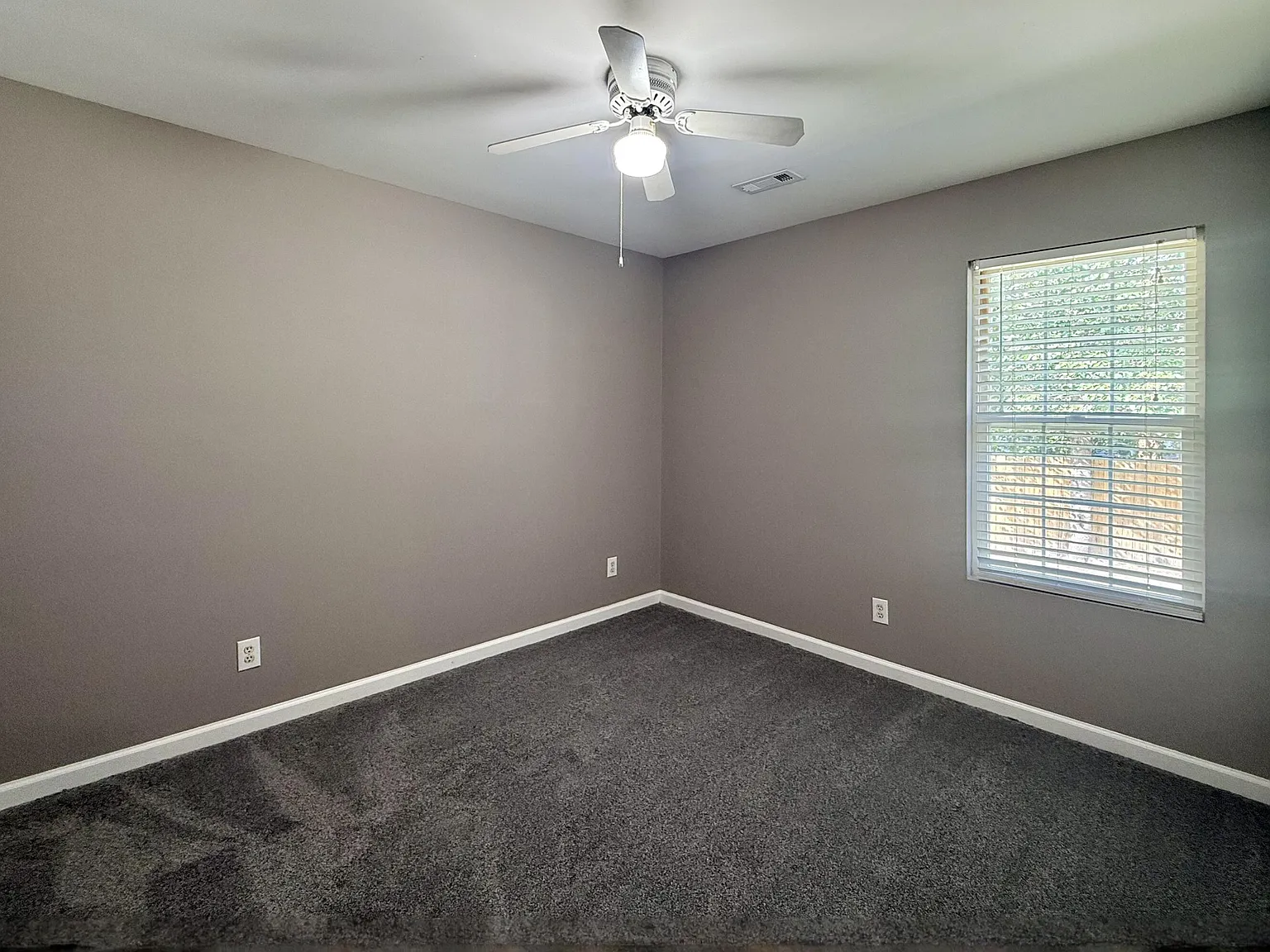 4 bed, 3.0 bath, 1260 sqft, $2,400 — Photo 4