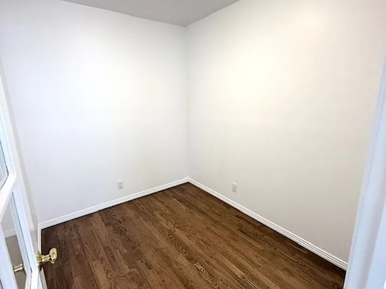 Bungalow - 1 bedroom + Office = natural wood floors, mini split a/c , new appliances, private pat... — Photo 7