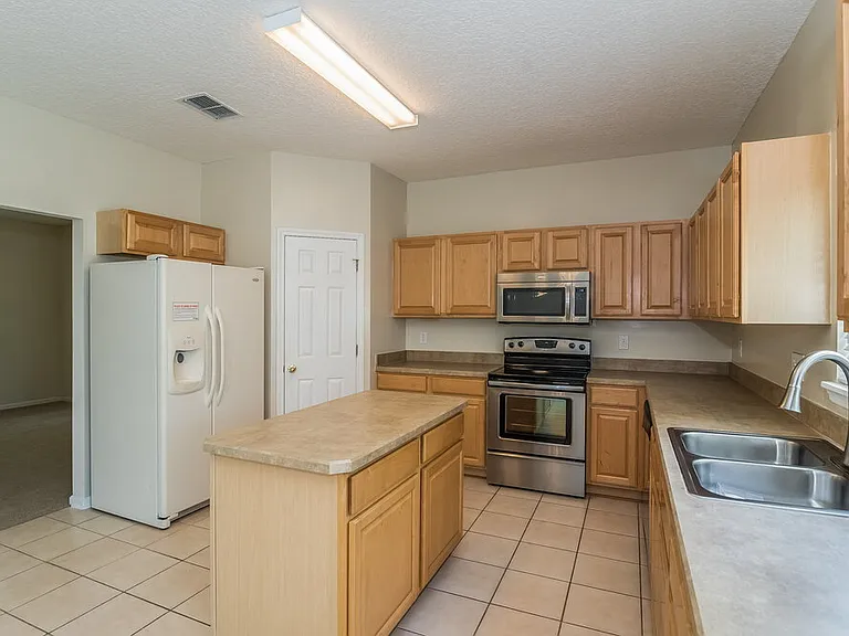 341 W Tropical Trce — Photo 4