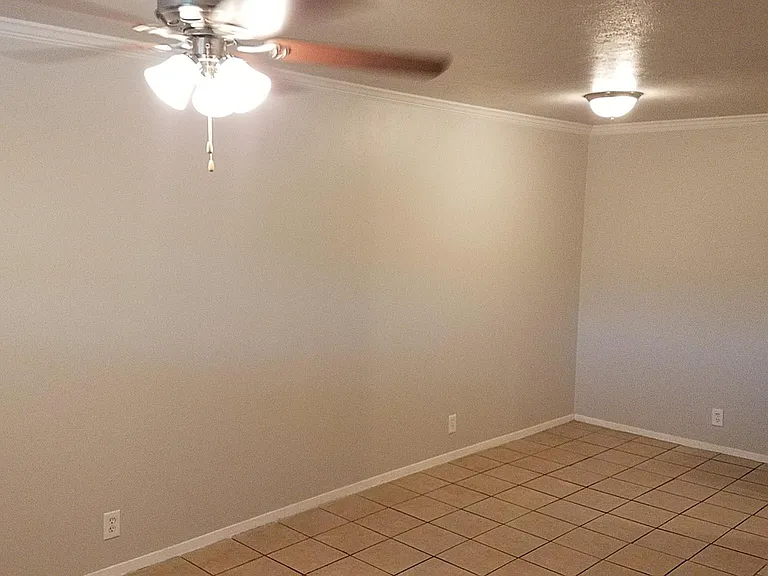 2428 Louise St #7 — Photo 3