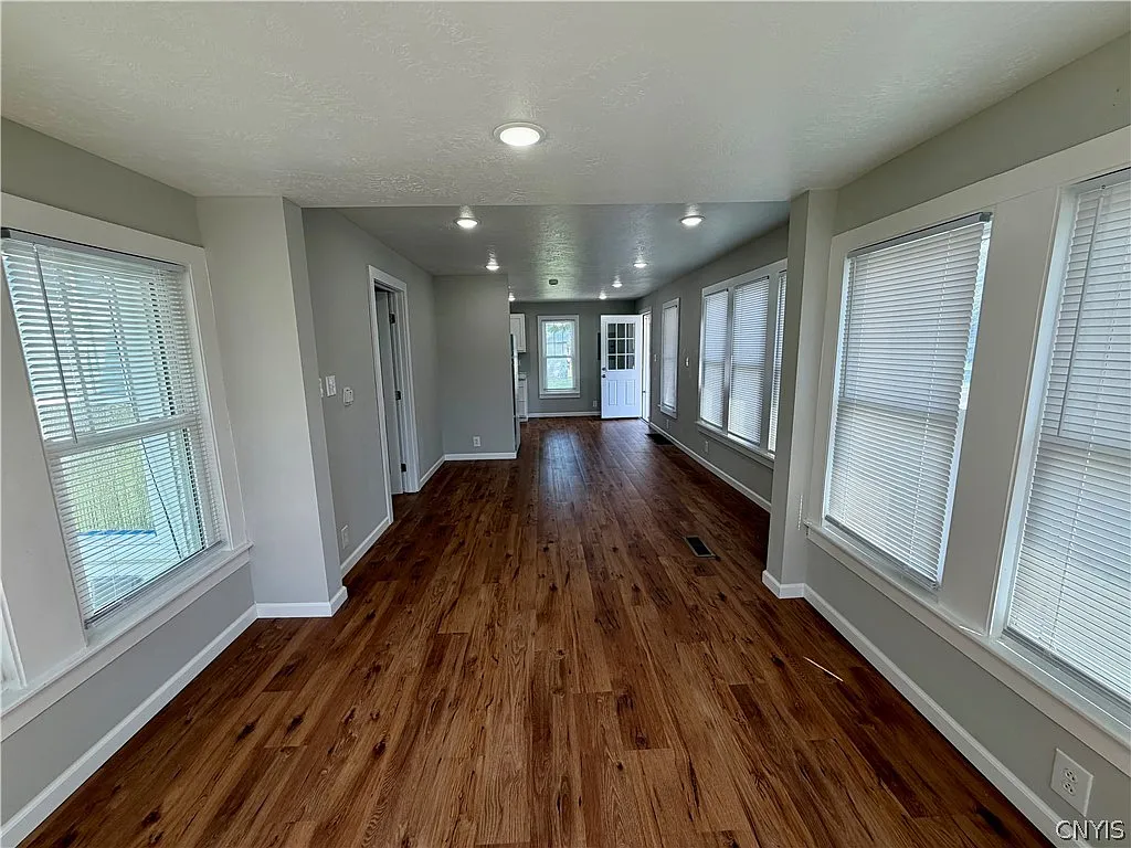 2 bed, 1.0 bath, 690 sqft, $1,500 — Photo 4
