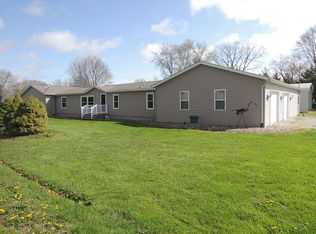 704 3rd St, Keyesport, IL 62253