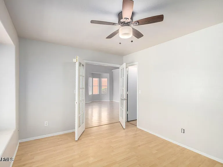 1924 E Sharon Dr — Photo 30