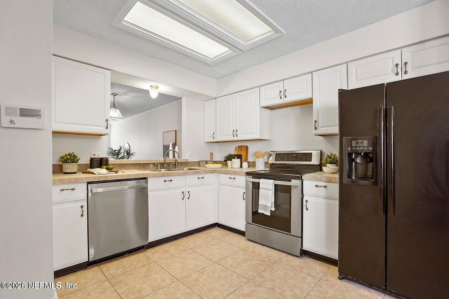 3 bed, 2.5 bath, 1508 sqft, $1,800 — Photo 3