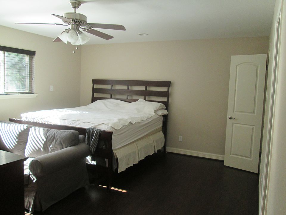 LARGE FIRST FLOOR MASTER BEDROOM WITH SITTING AREA