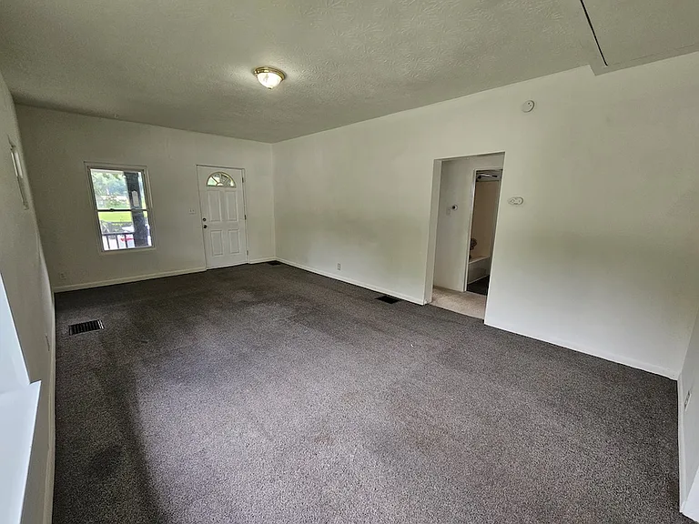 79 Home St — Photo 2