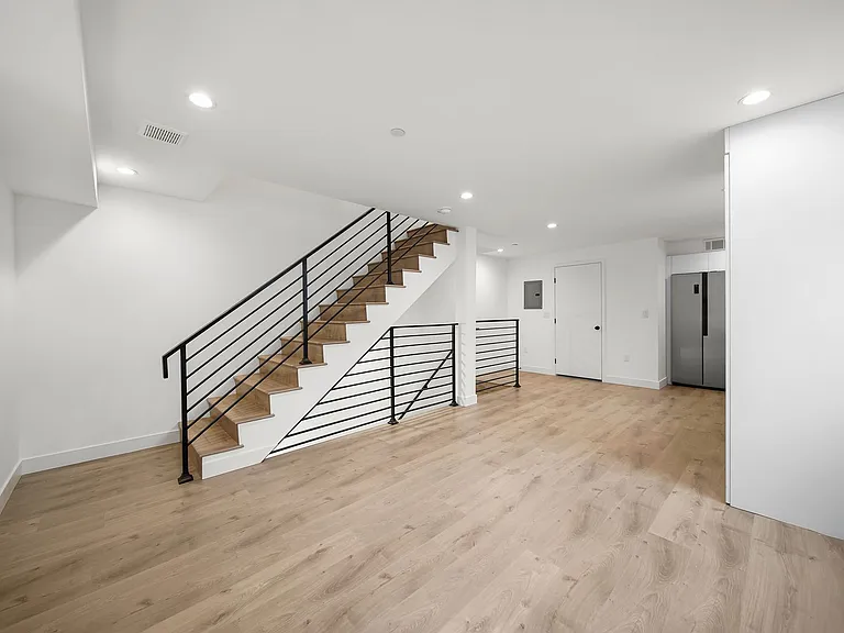 171 S Hoover St — Photo 16
